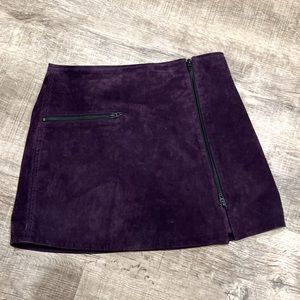 PURPLE LEATHER MINI SKIRT. SIZE: 28
